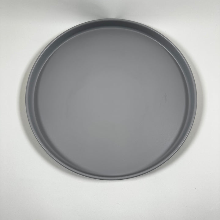 Minimalistiskt bord i grått metall