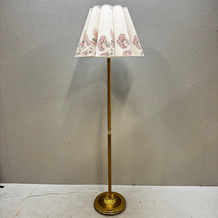 Elegant guld golvlampa med blommönster - Homy Secondhand Online