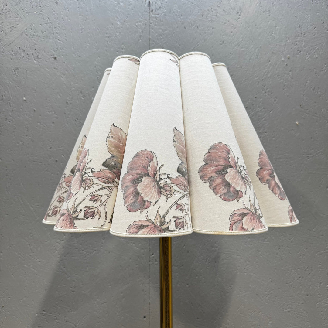 Elegant guld golvlampa med blommönster - Homy Secondhand Online