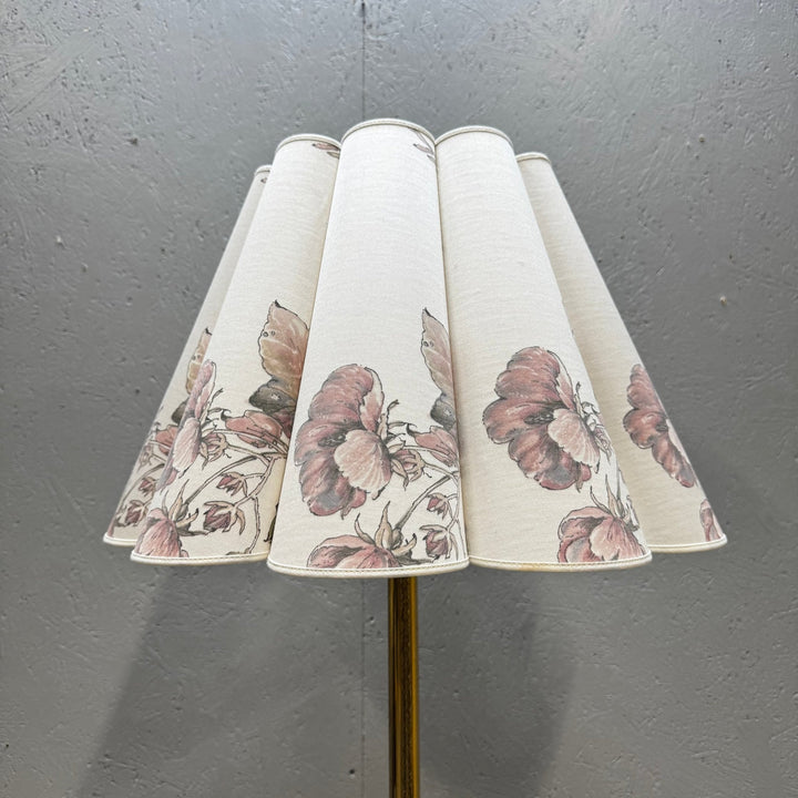 Elegant guld golvlampa med blommönster - Homy Secondhand Online