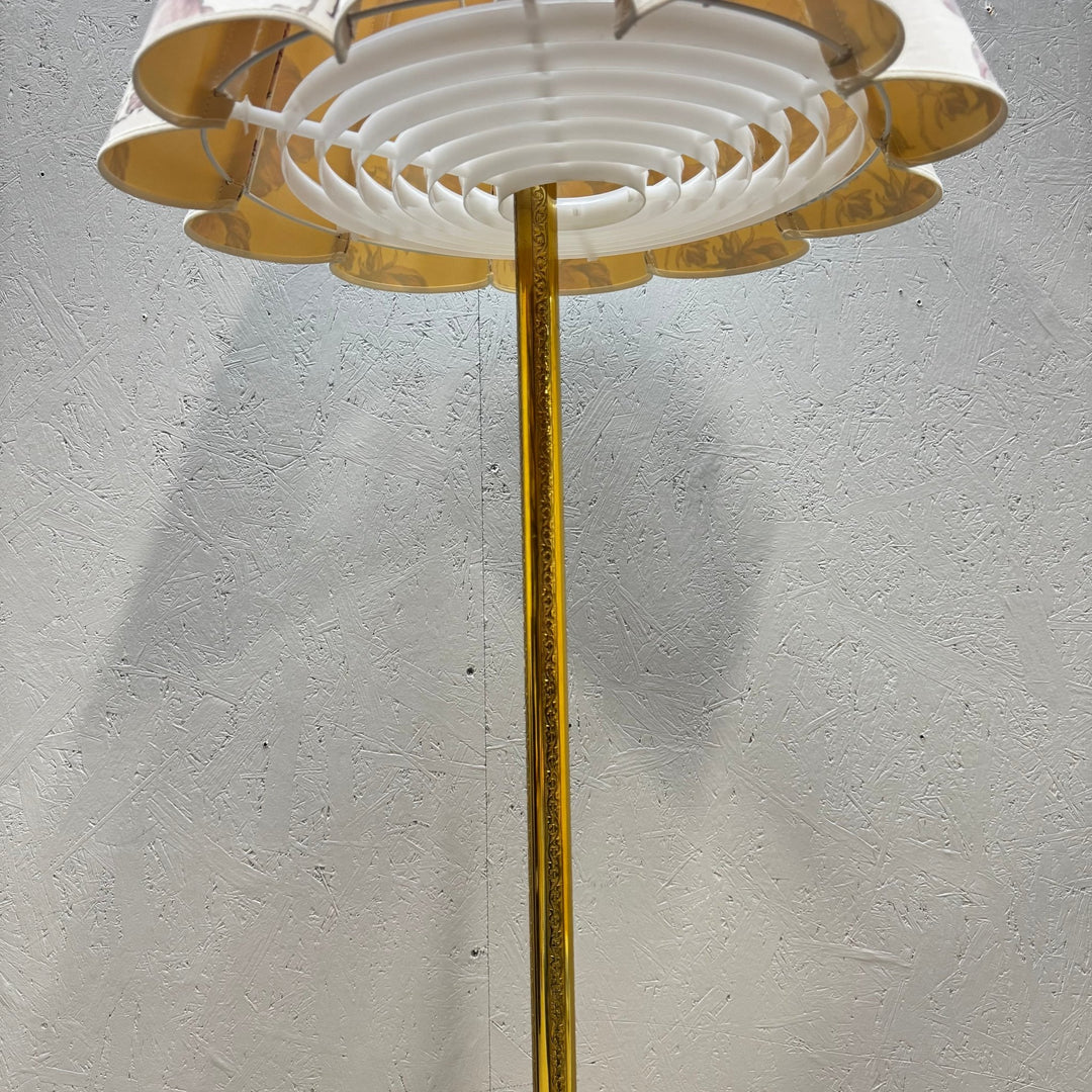 Elegant guld golvlampa med blommönster - Homy Secondhand Online