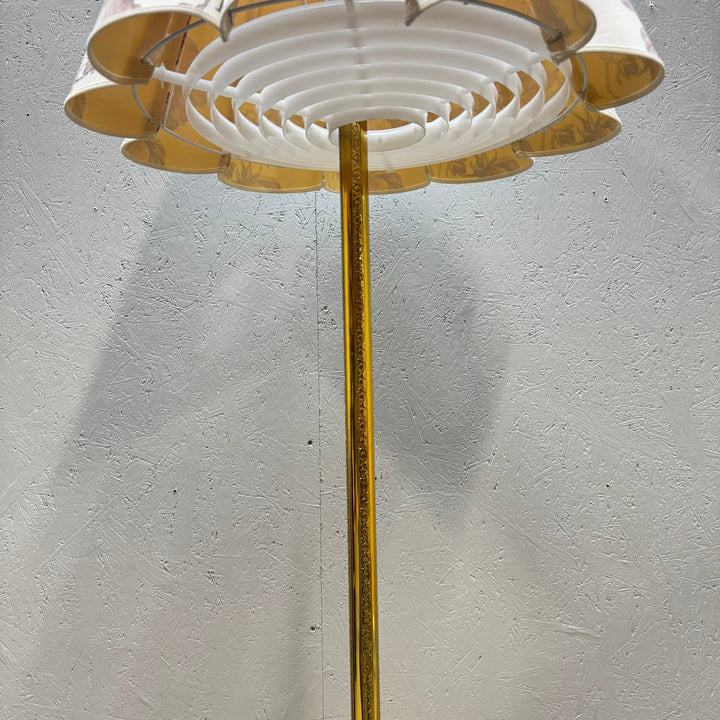 Elegant guld golvlampa med blommönster - Homy Secondhand Online