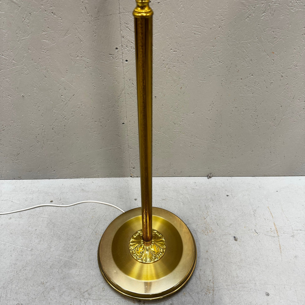 Elegant guld golvlampa med blommönster - Homy Secondhand Online