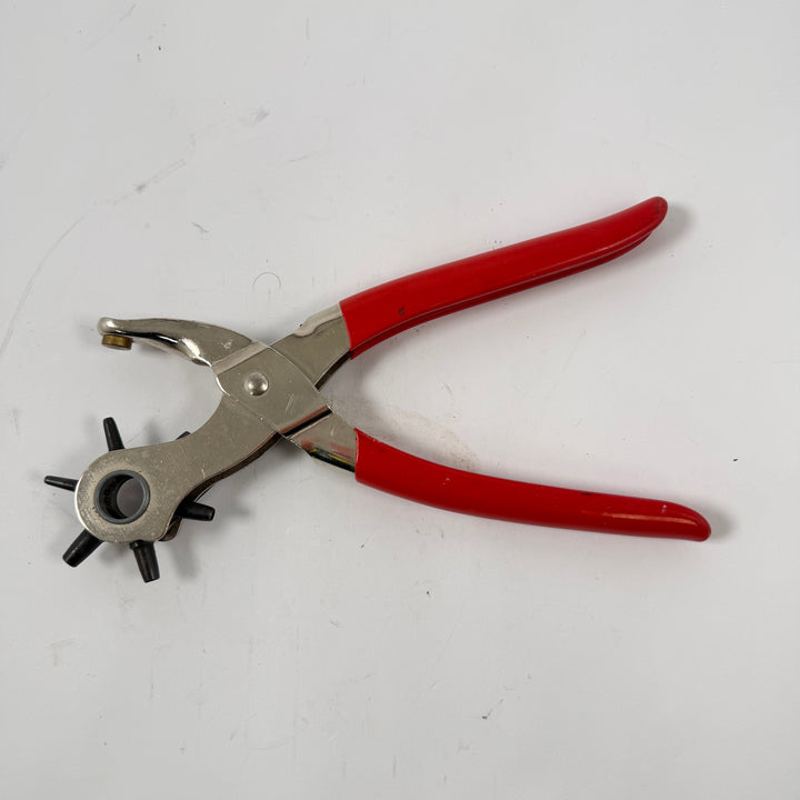 Roterande håltång i metall med röda handtag
