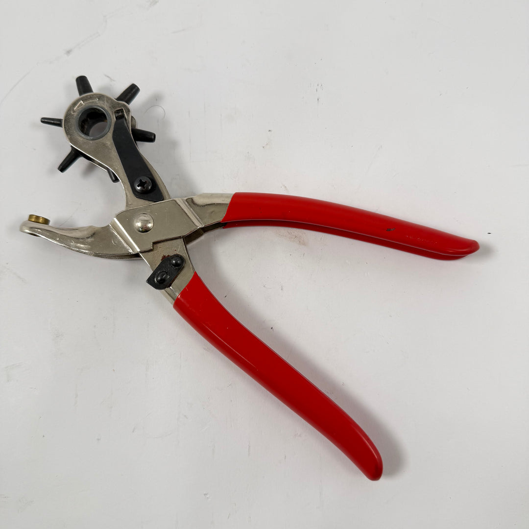 Roterande håltång i metall med röda handtag