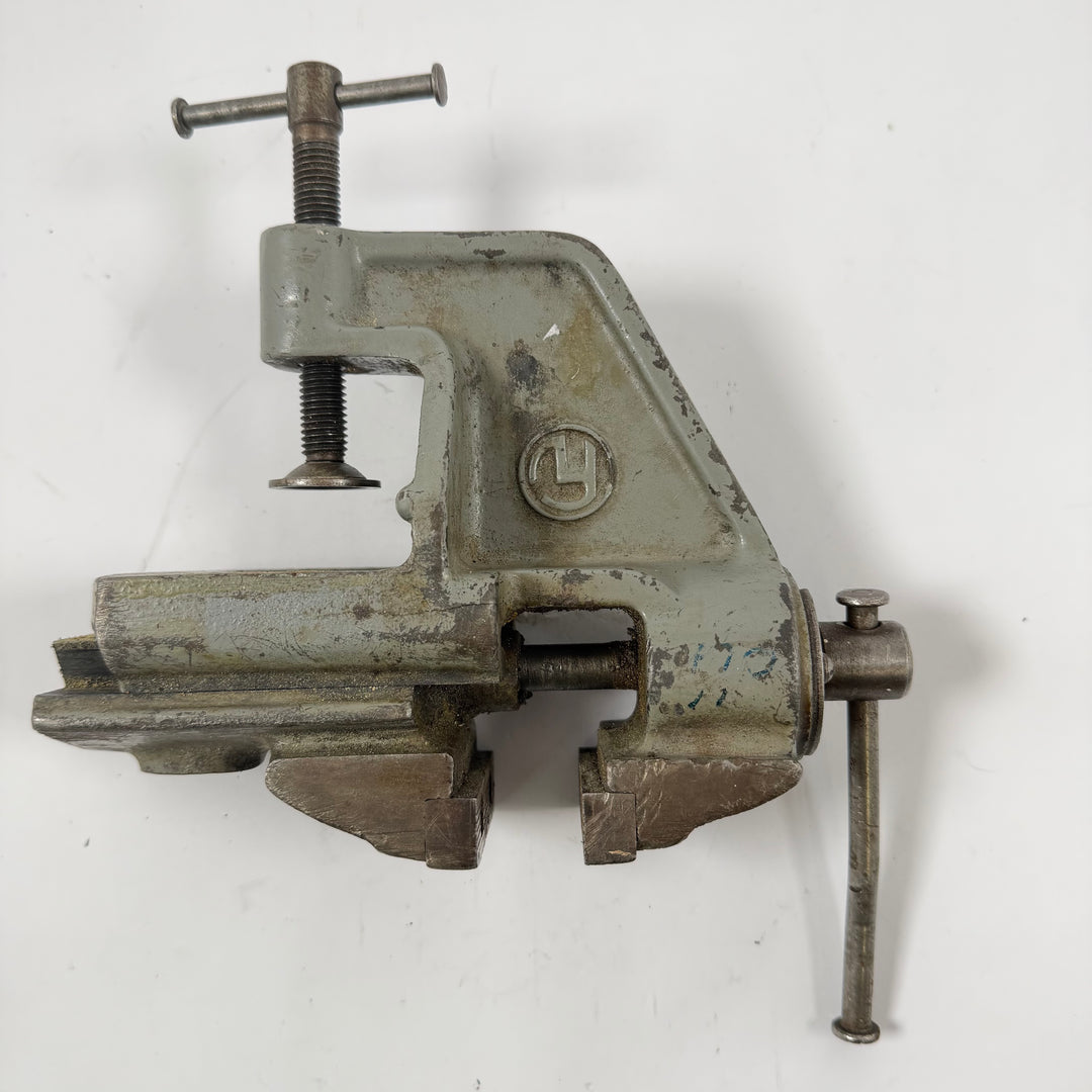 Retro bänkskruv i metall med patina