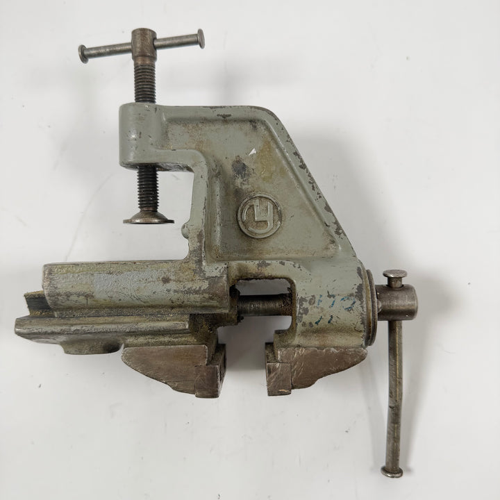 Retro bänkskruv i metall med patina