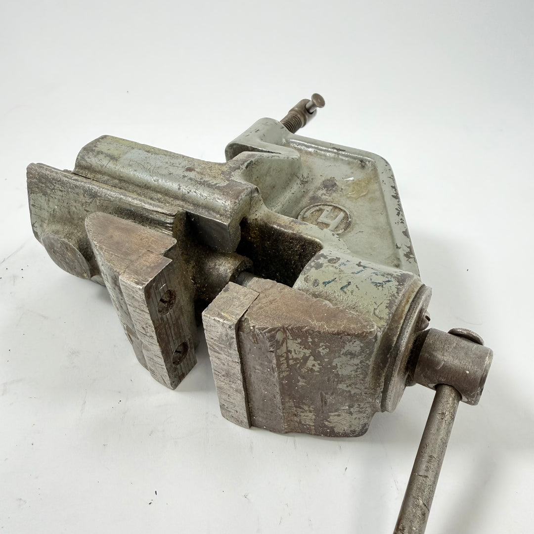 Retro bänkskruv i metall med patina