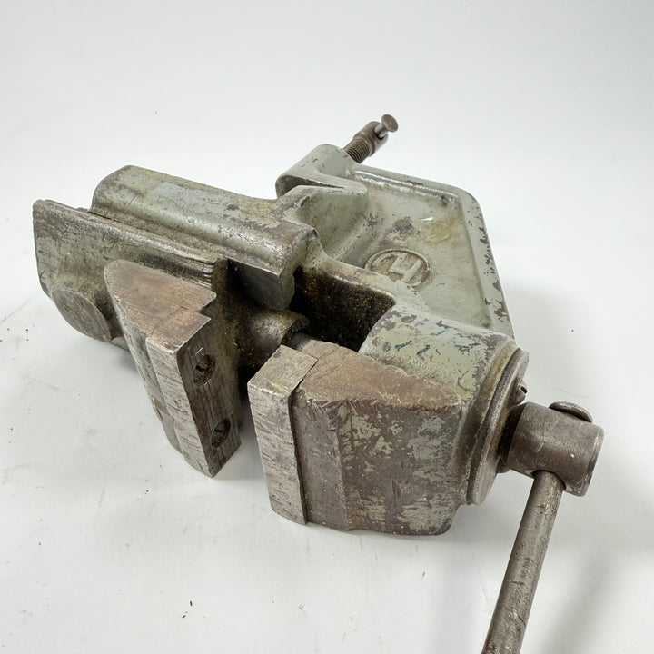 Retro bänkskruv i metall med patina