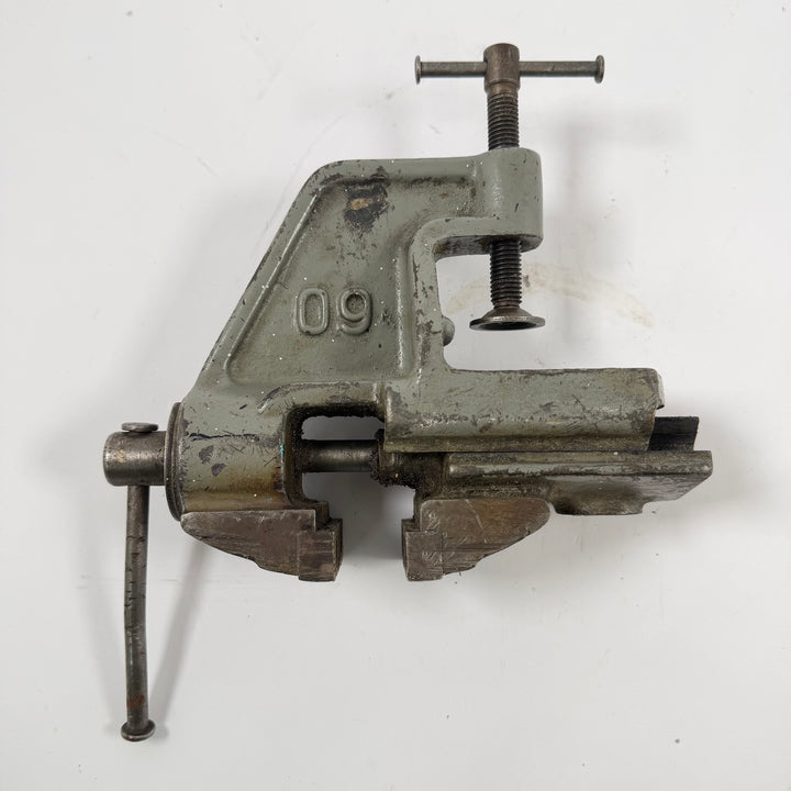 Retro bänkskruv i metall med patina