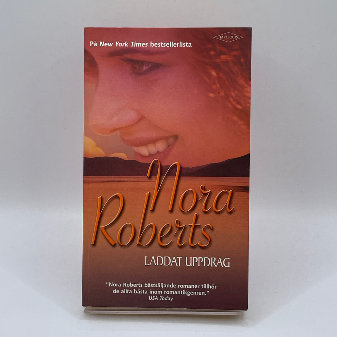 Nora Roberts bok Laddat Uppdrag Harlequin