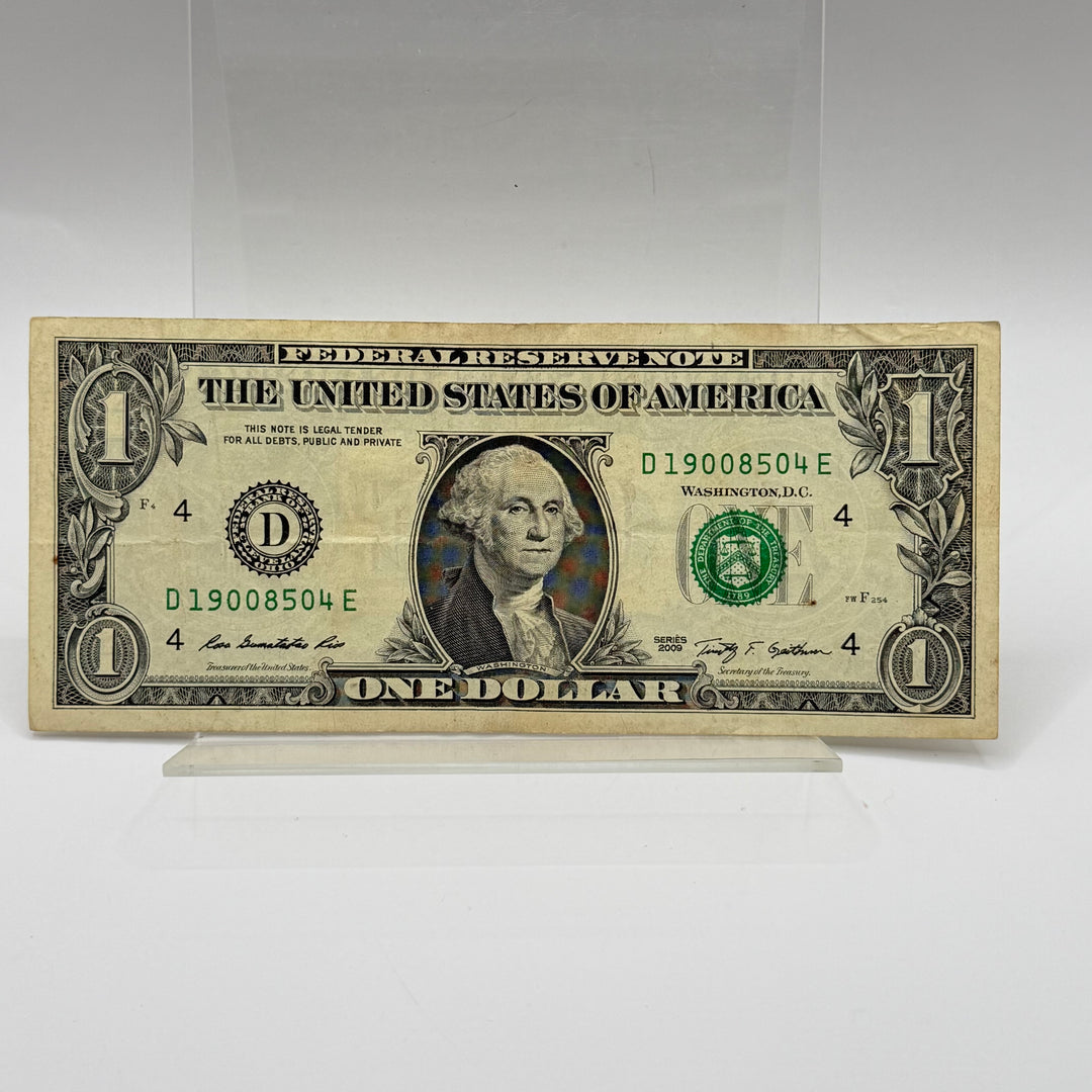 Amerikansk dollarsedel i genomskinlig monter