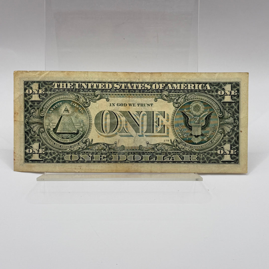 Amerikansk dollarsedel i genomskinlig monter