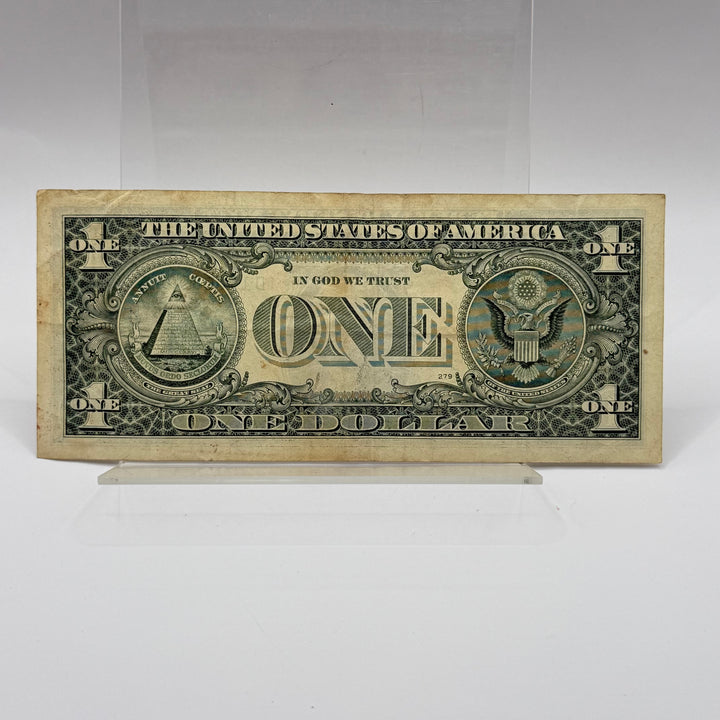 Amerikansk dollarsedel i genomskinlig monter