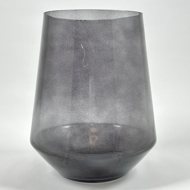 Svart glasvas i modernt design
