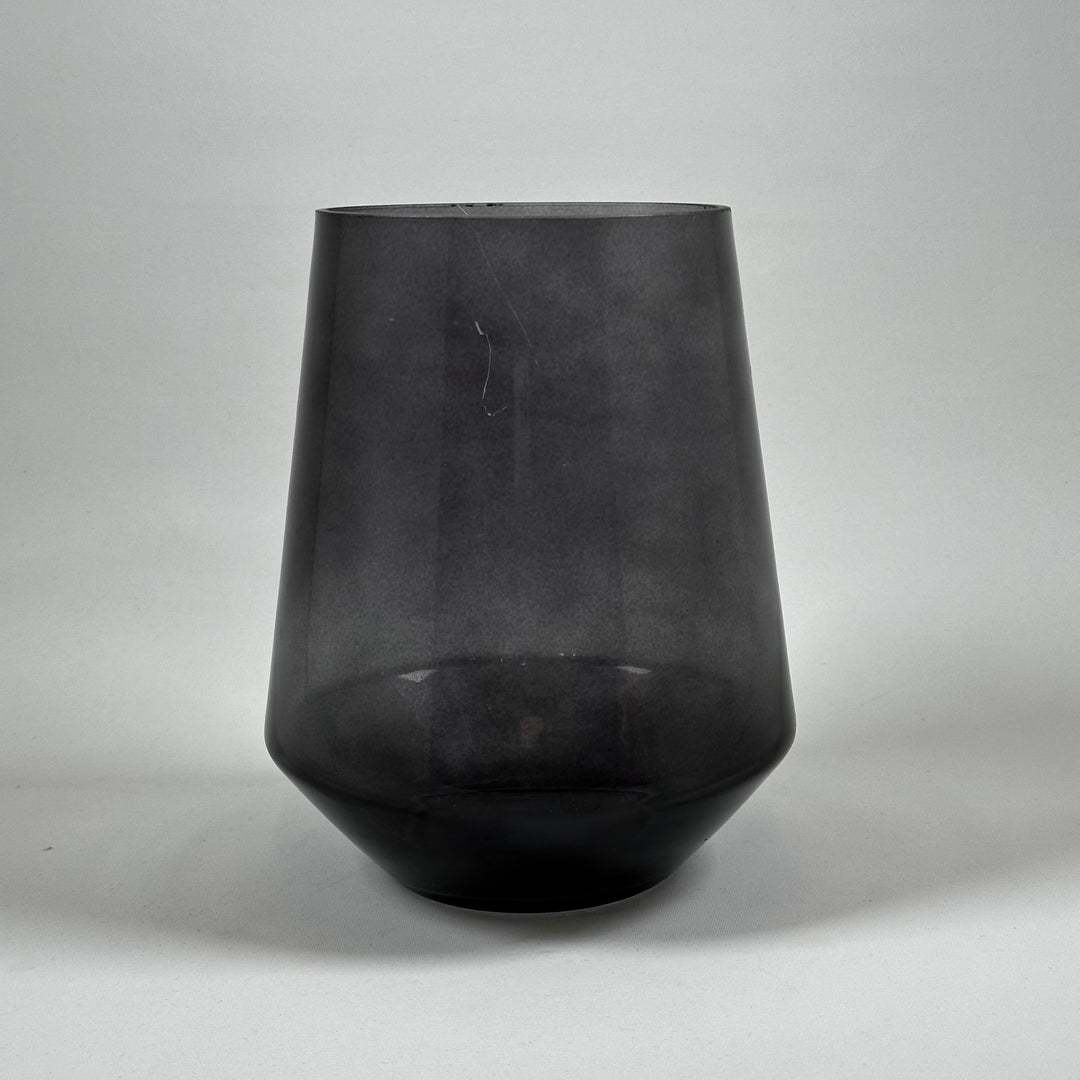 Svart glasvas i modernt design