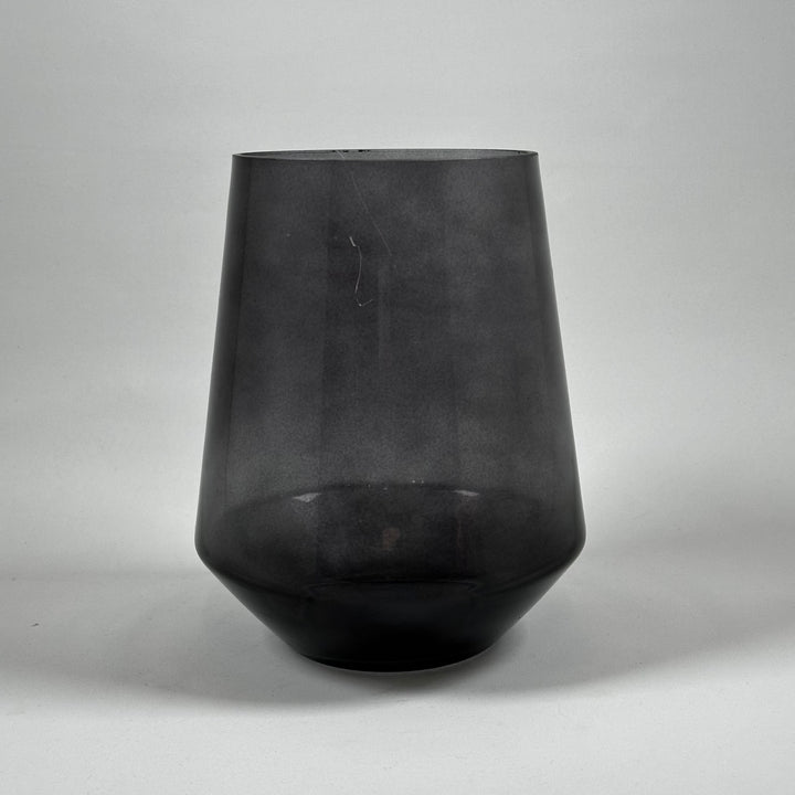 Svart glasvas i modernt design