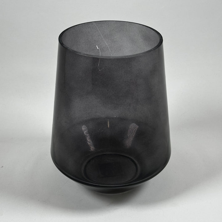 Svart glasvas i modernt design
