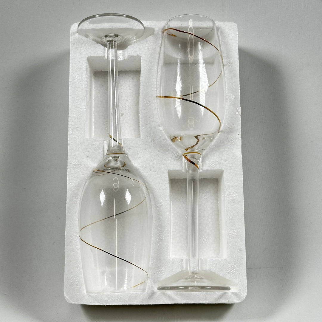 Eleganta champagneglas med gulddetaljer