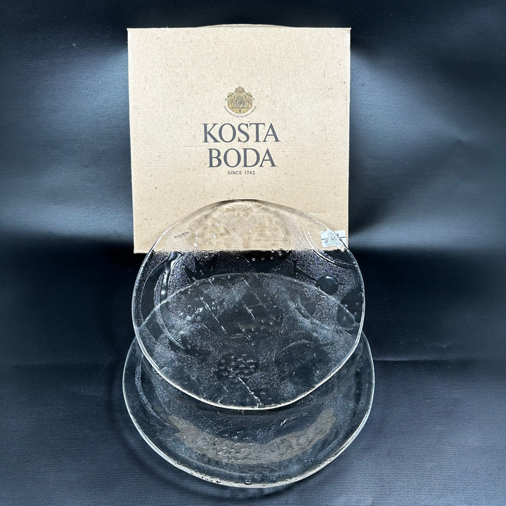 Kosta Boda glastallrikar med fruktmotiv, svarta