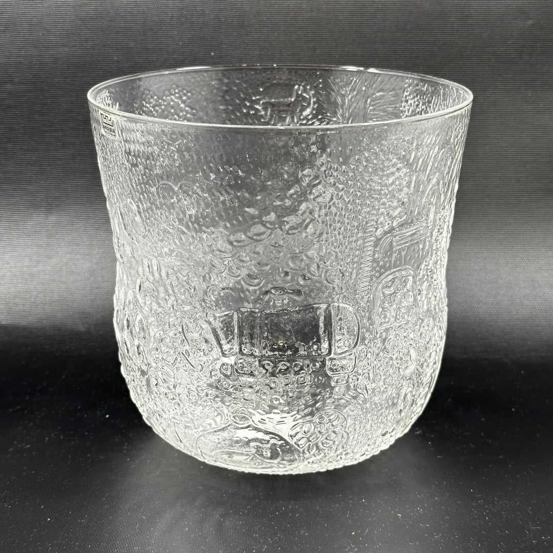 Elegant glasvas med reliefmönster