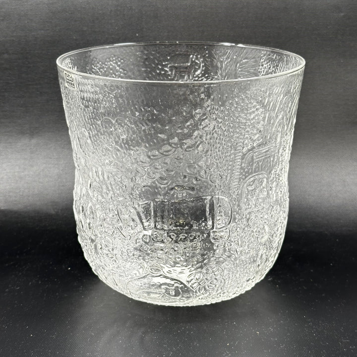 Elegant glasvas med reliefmönster