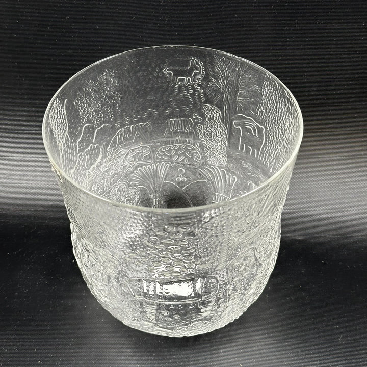 Elegant glasvas med reliefmönster