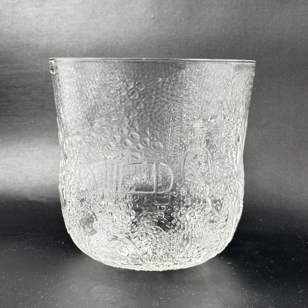 Elegant glasvas med reliefmönster