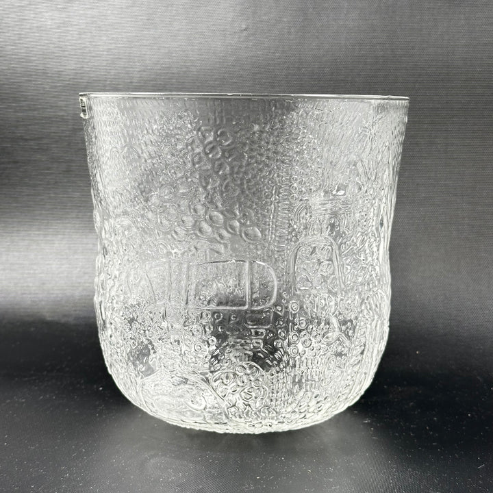 Elegant glasvas med reliefmönster