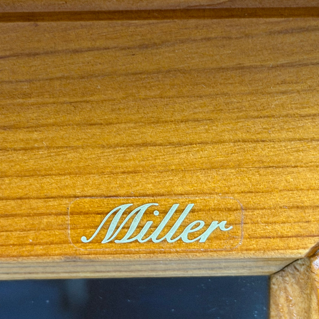 Elegant retro trävitrinskåp från Miller