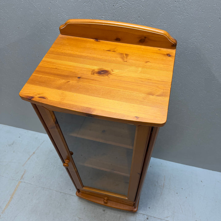 Elegant retro trävitrinskåp från Miller