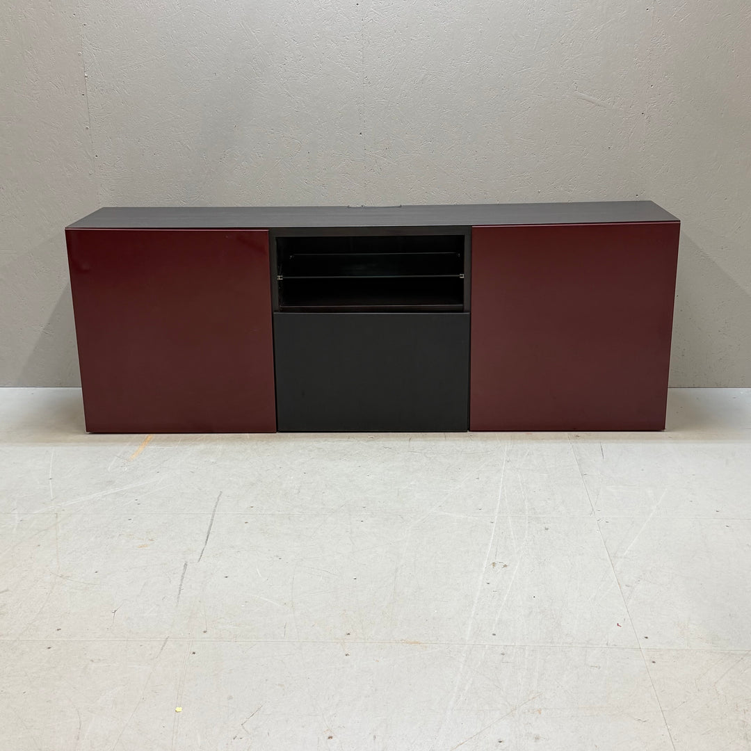 Modern sideboard i svart och vinrött trä