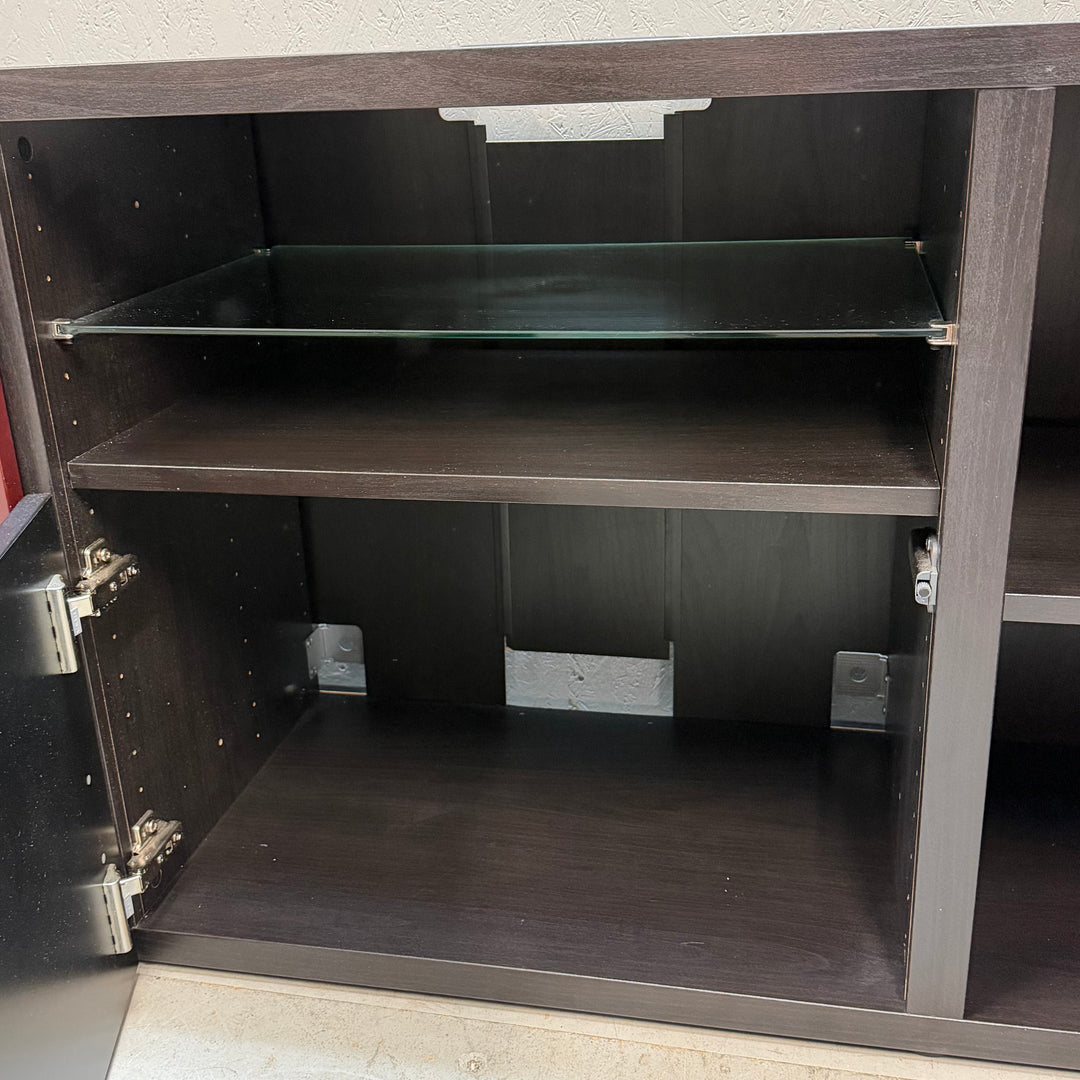 Modern sideboard i svart och vinrött trä