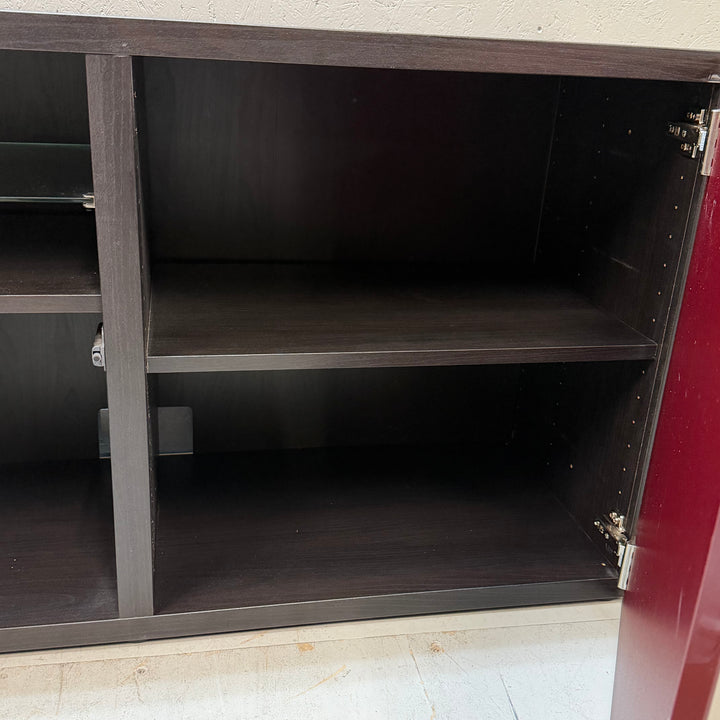 Modern sideboard i svart och vinrött trä