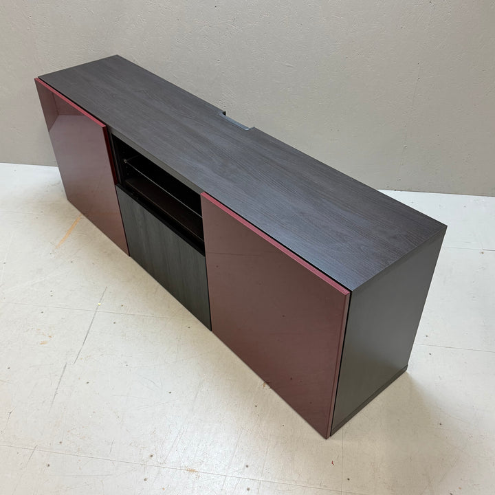 Modern sideboard i svart och vinrött trä