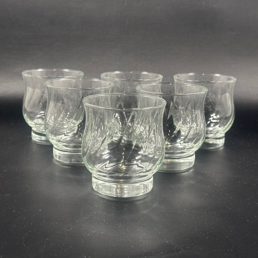 Sex eleganta genomskinliga dricksglas