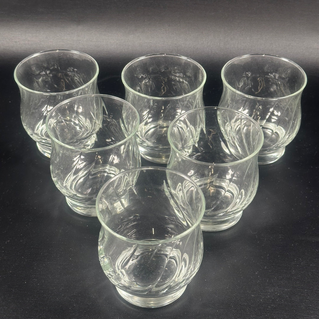Sex eleganta genomskinliga dricksglas