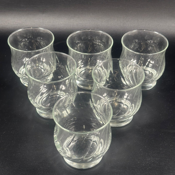 Sex eleganta genomskinliga dricksglas