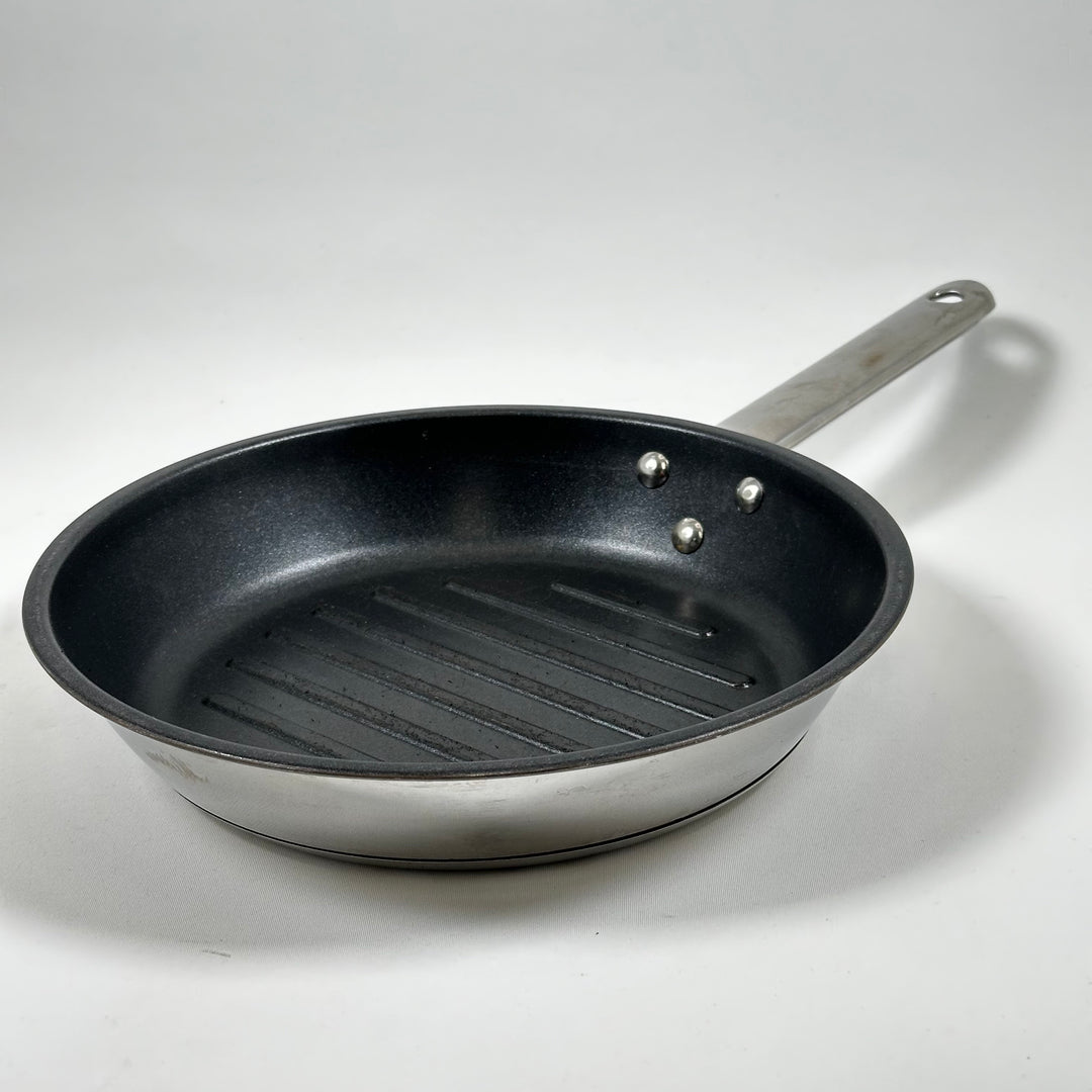 Svart grillpanna med metallhandtag