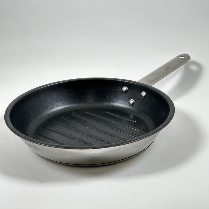 Svart grillpanna med metallhandtag