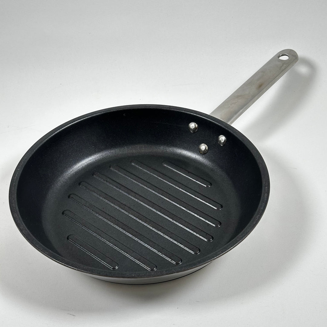 Svart grillpanna med metallhandtag