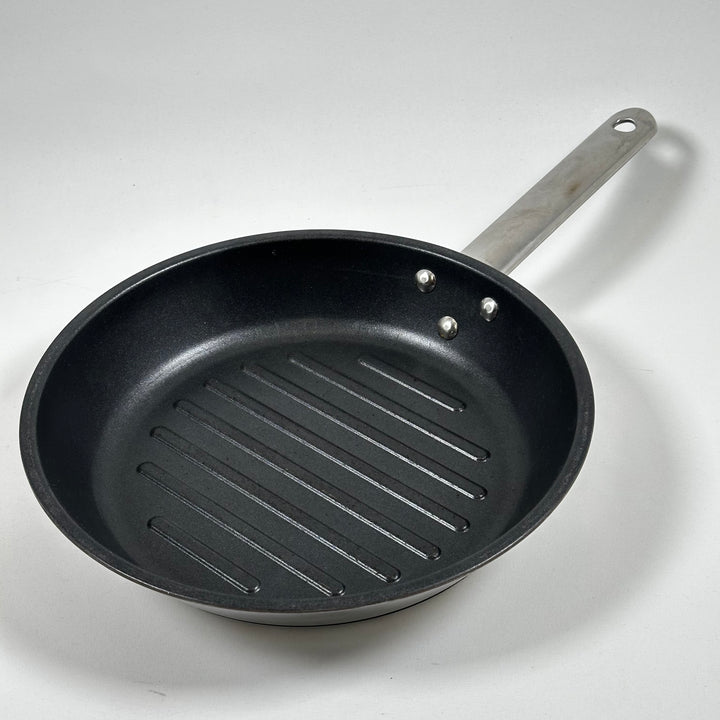 Svart grillpanna med metallhandtag