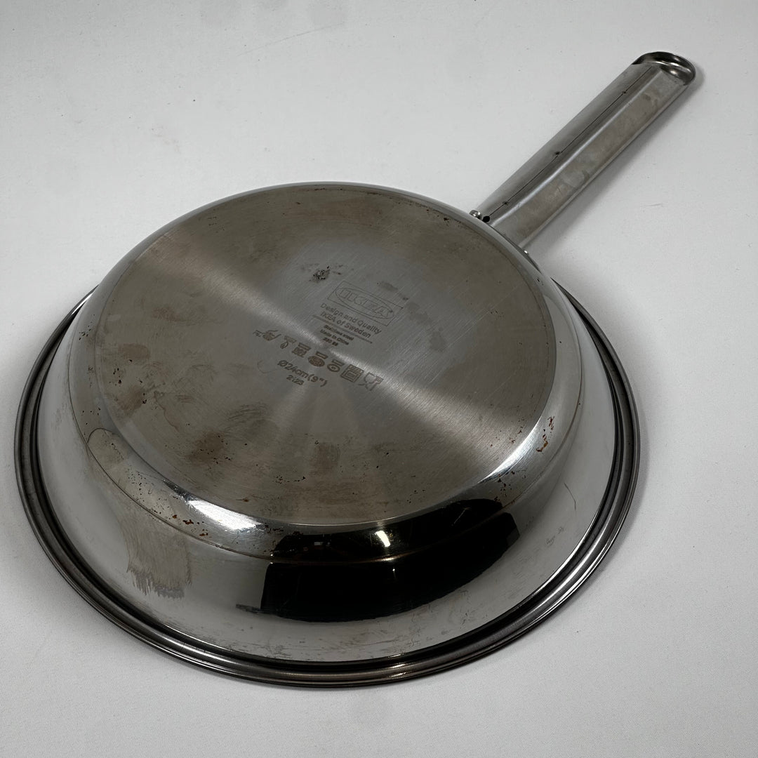 Svart grillpanna med metallhandtag