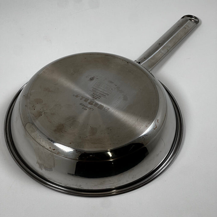 Svart grillpanna med metallhandtag