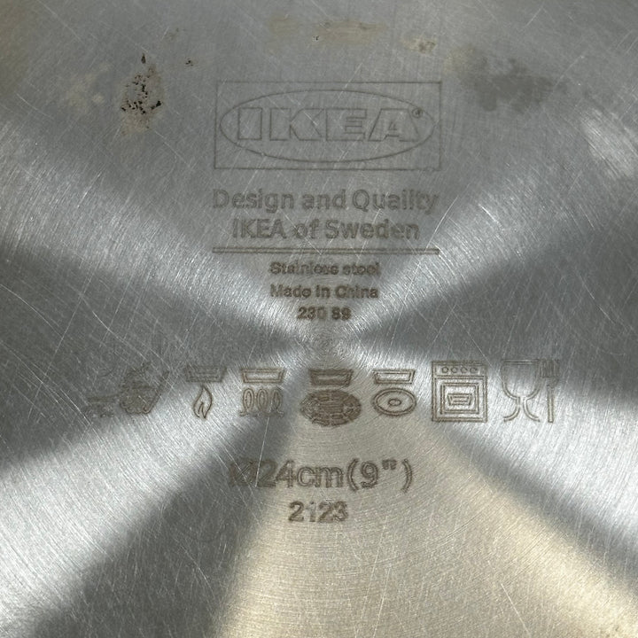 Svart grillpanna med metallhandtag