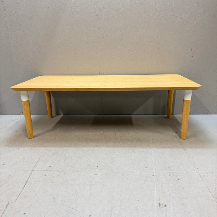 Retroinspirerat minimalistiskt soffbord i trä