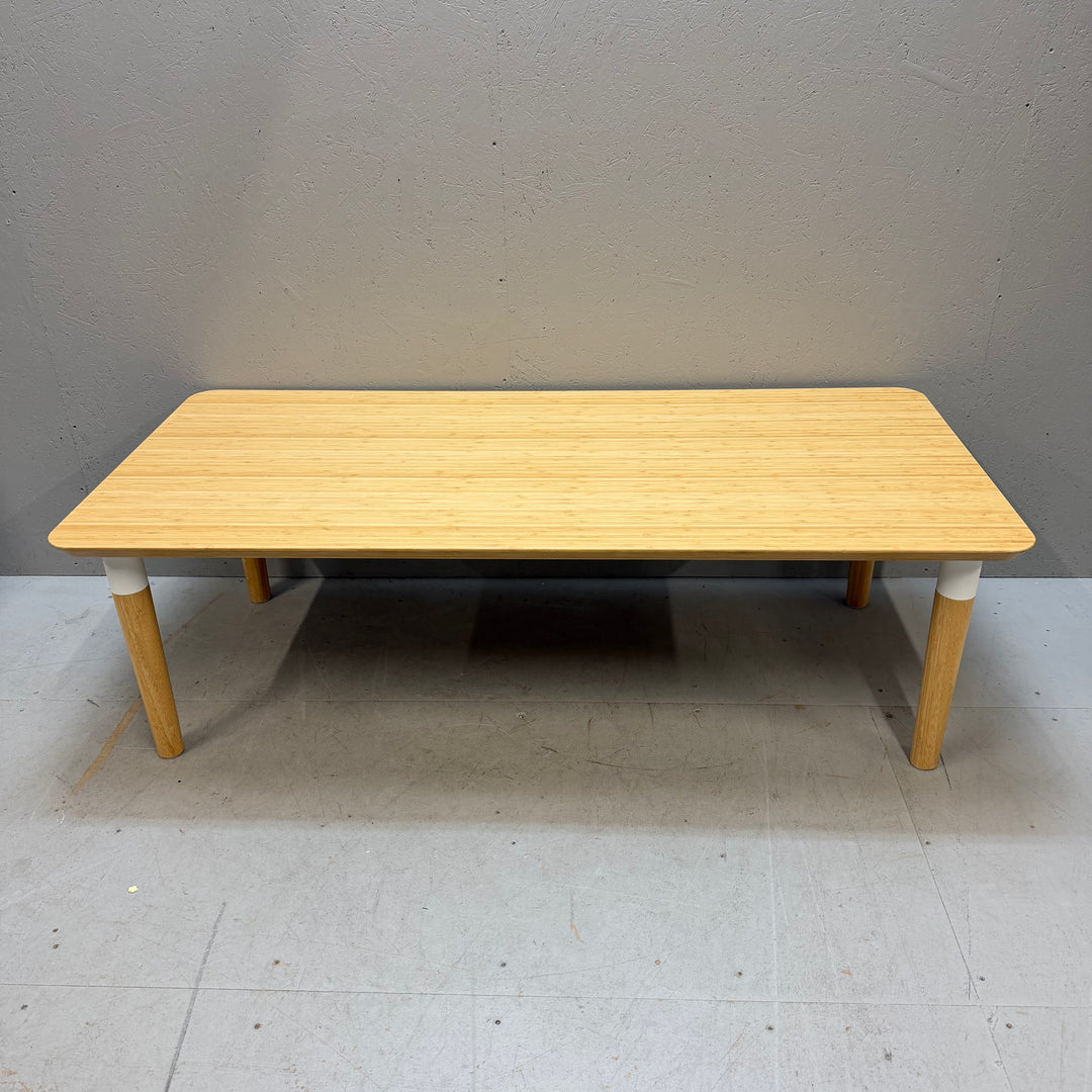 Retroinspirerat minimalistiskt soffbord i trä