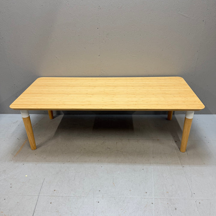 Retroinspirerat minimalistiskt soffbord i trä