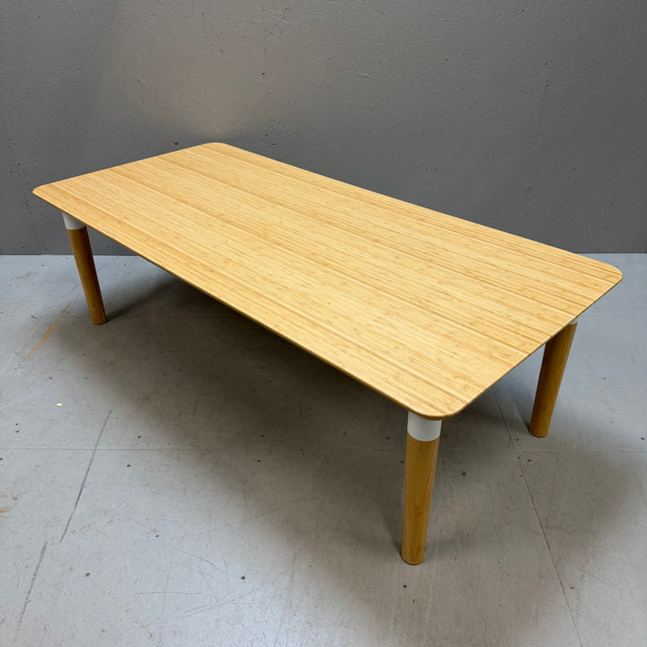 Retroinspirerat minimalistiskt soffbord i trä