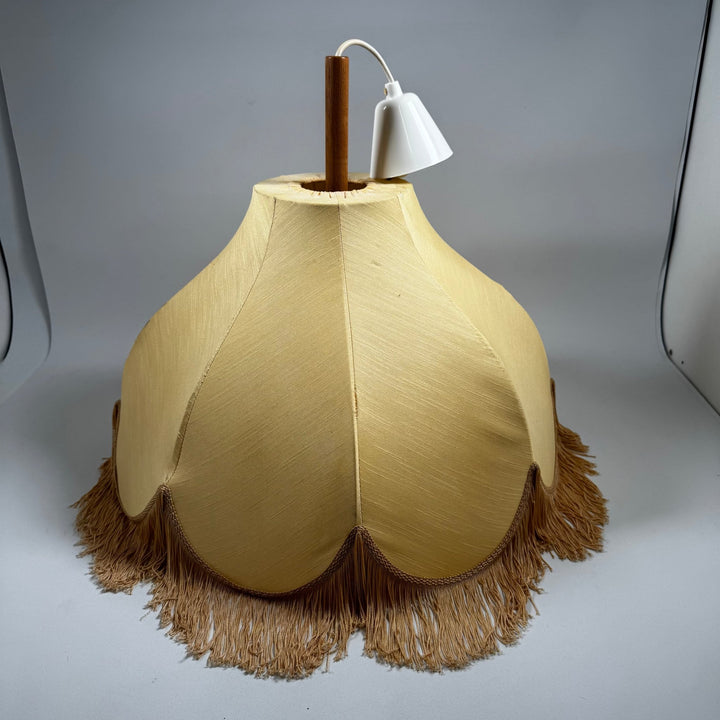Retro taklampa med tofsar i beige - Homy Secondhand Online